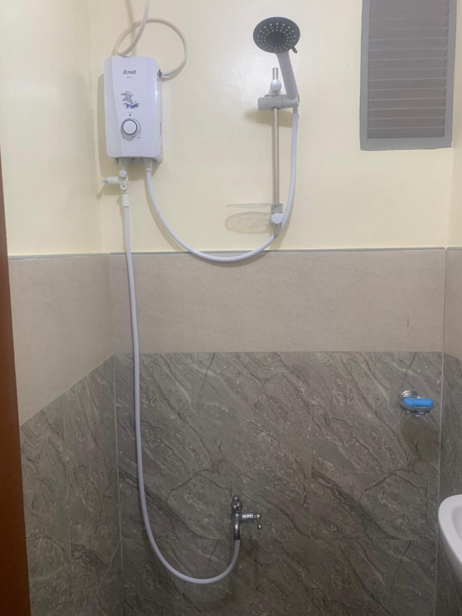Zl Travelers Inn Batuan Buitenkant foto